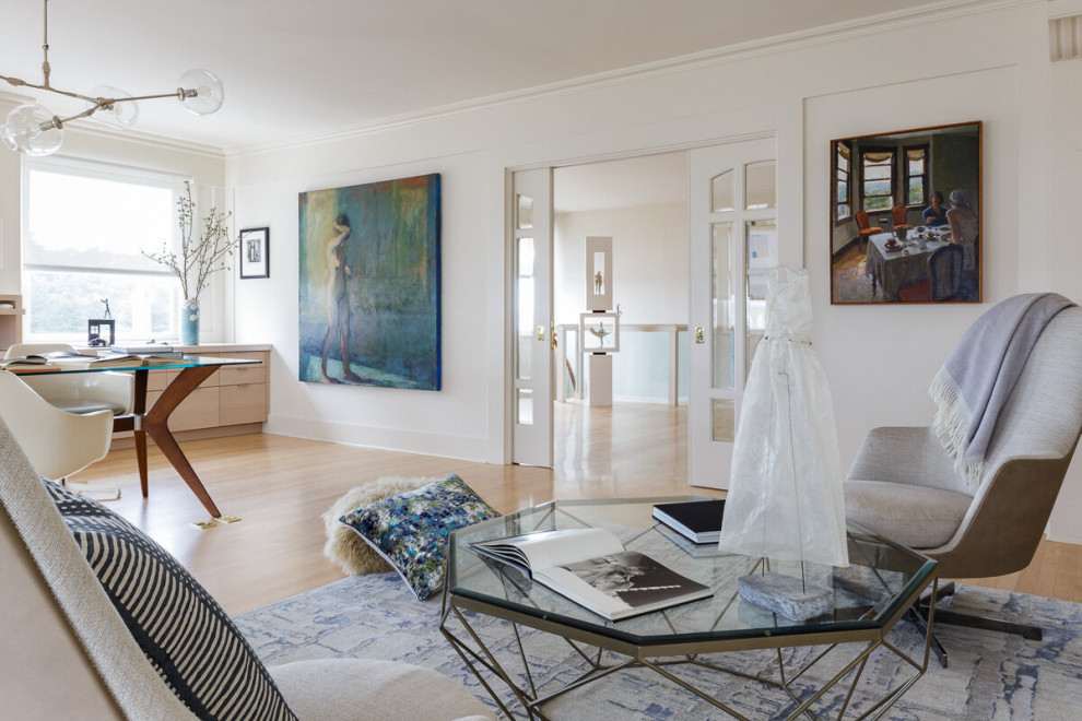 Mittelgroßes, Repräsentatives, Fernseherloses, Abgetrenntes Modernes Wohnzimmer mit weißer Wandfarbe, braunem Holzboden, Kamin und Kaminumrandung aus Metall in San Francisco