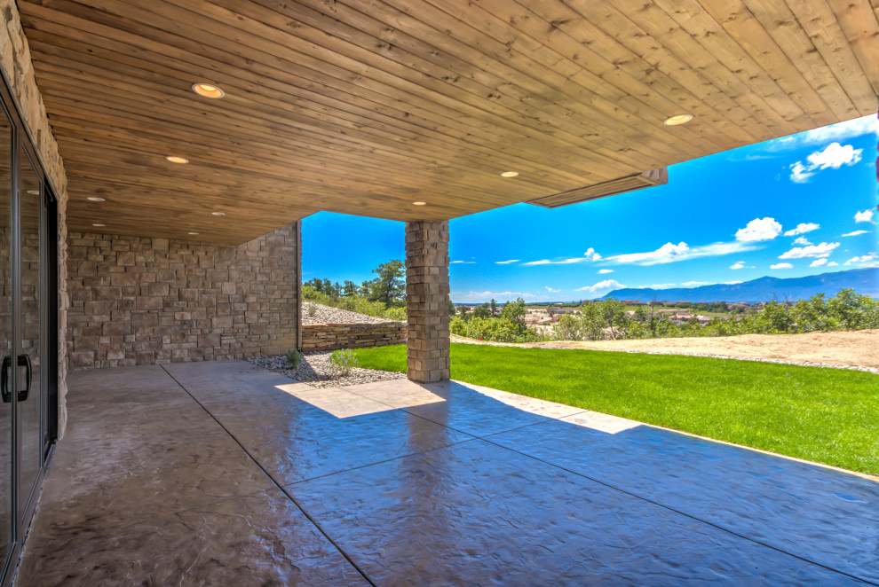 Example of a transitional home design design in Denver