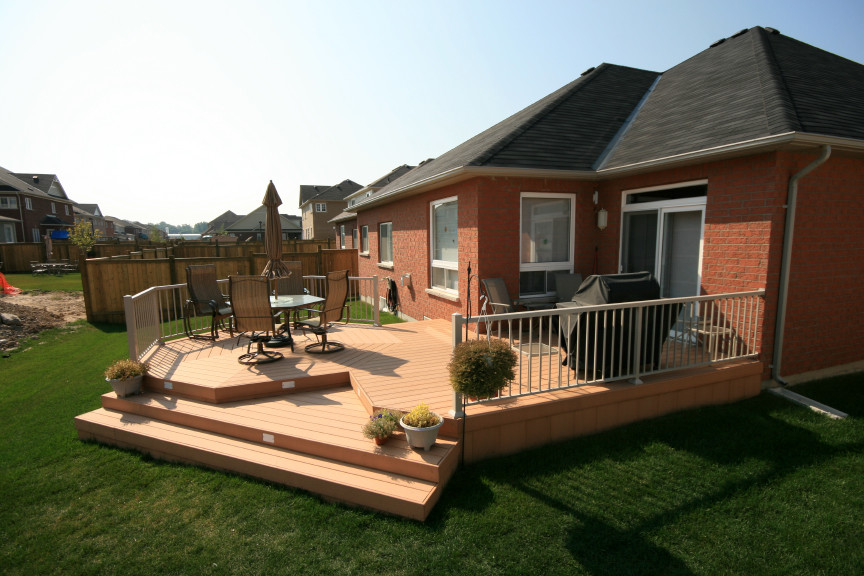 Example of a mid-sized minimalist backyard deck design in Toronto