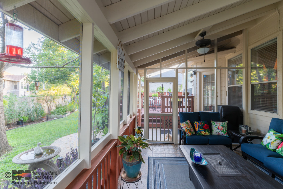 Inspiration pour un grand porche d'entrée de maison arrière design avec une moustiquaire, du carrelage et une extension de toiture.