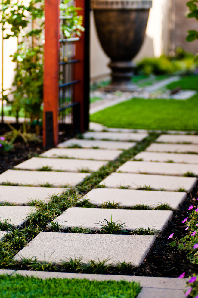 Ispirazione per un giardino xeriscape mediterraneo esposto in pieno sole di medie dimensioni e dietro casa in primavera con un ingresso o sentiero e pavimentazioni in cemento