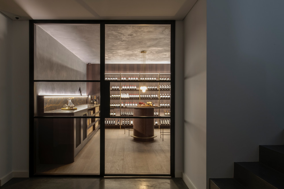 Mittelgroßer Moderner Weinkeller mit braunem Holzboden, Kammern und grauem Boden in Sydney