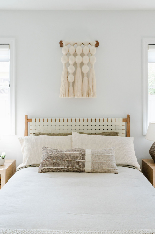 Esempio di una piccola camera degli ospiti minimalista con pareti bianche, parquet chiaro e pavimento beige