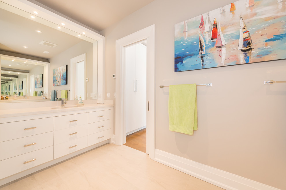 Example of a transitional bathroom design in Toronto