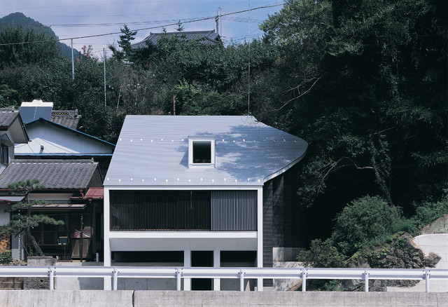 河川と森を望む変形地に建つ家 japones-fachada