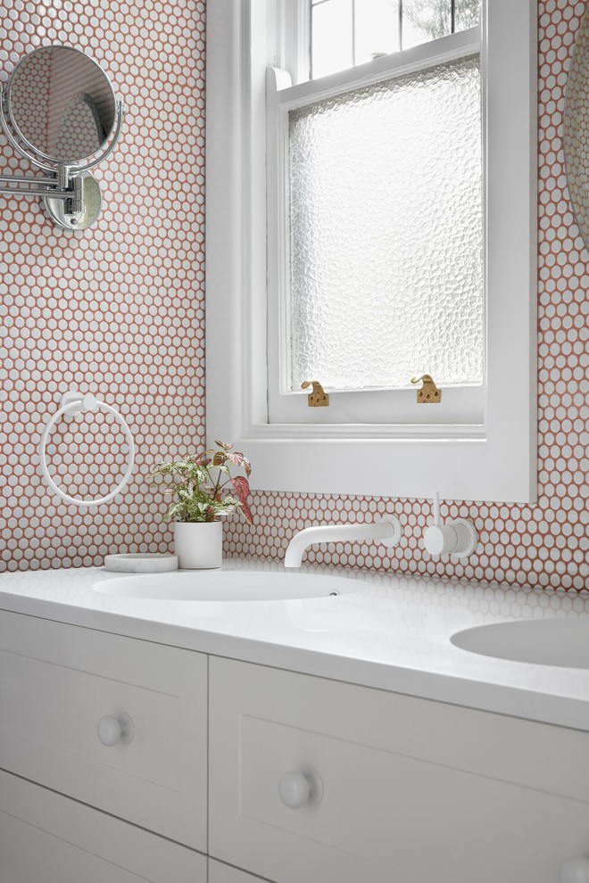 Inspiration for a midcentury 3/4 bathroom in Melbourne with an alcove shower, a wall-mount toilet, white tile, mosaic tile, multi-coloured walls, mosaic tile floors, multi-coloured floor and an open shower.