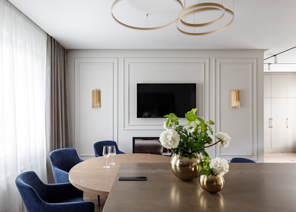 Двухуровневая квартира с лестницей из дерева и стекла