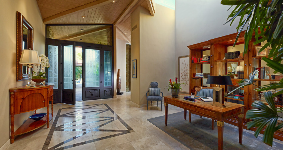 Design ideas for a traditional entryway in Los Angeles.