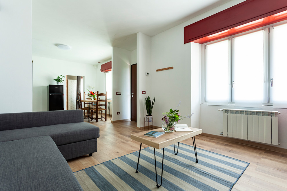 Kleines, Offenes Modernes Wohnzimmer mit hellem Holzboden in Sonstige