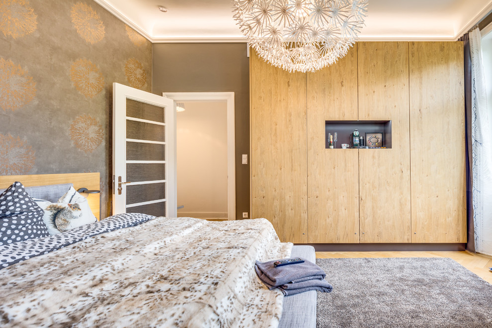 This is an example of a contemporary bedroom in Hamburg.