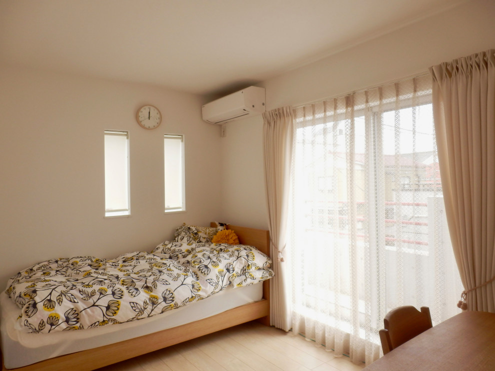 Cette photo montre une petite chambre d'enfant scandinave avec un mur blanc, un sol en contreplaqué, un sol beige, un plafond en papier peint et du papier peint.
