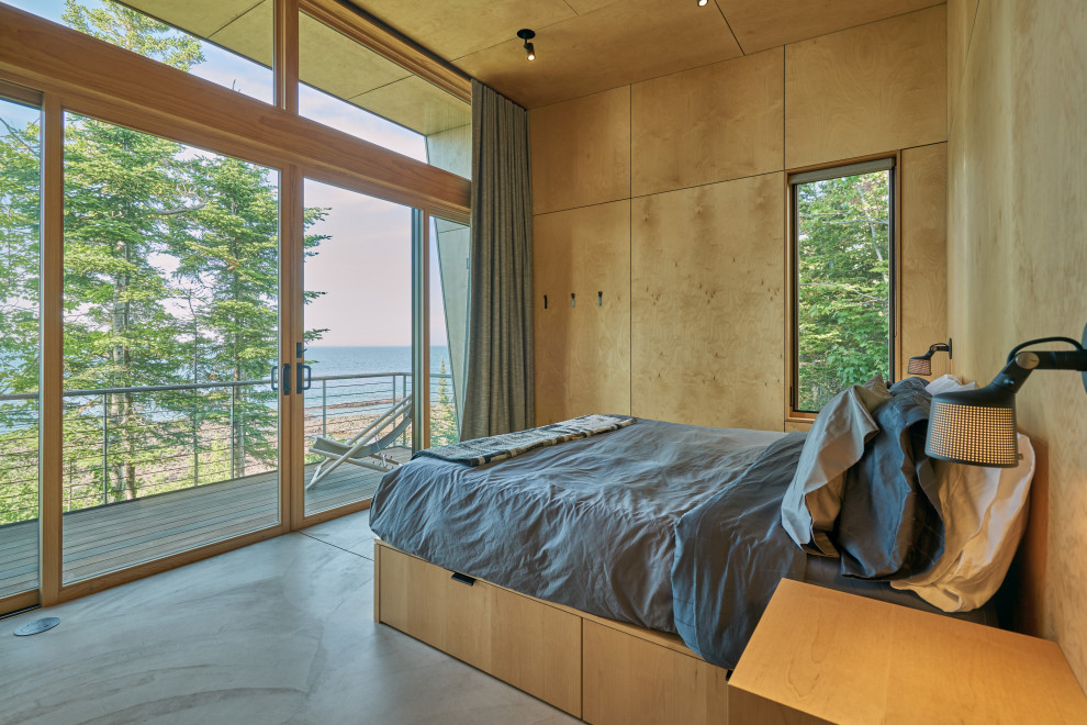 Пример оригинального дизайна: хозяйская спальня в стиле рустика с бетонным полом, деревянным потолком и деревянными стенами