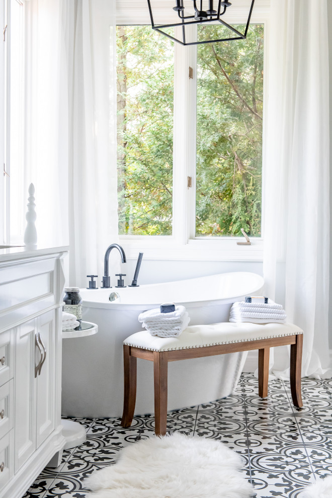 Transitional home design photo in Toronto