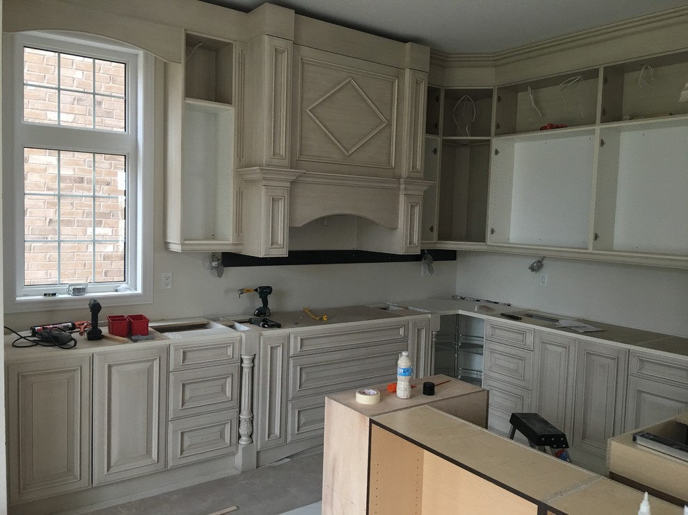 Transitional home design photo in Toronto