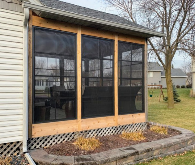 Mid-sized country backyard screened-in verandah in Minneapolis with a roof extension.