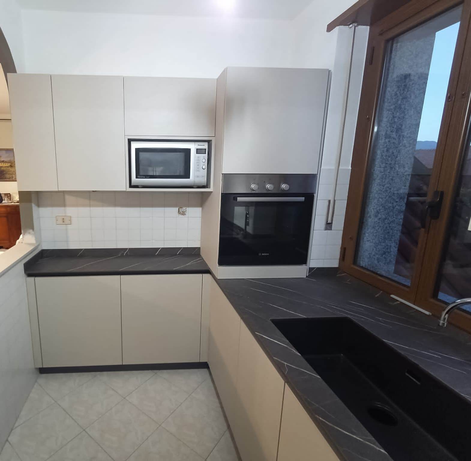 Cucinino Beton Perla e Top HPL Pulpis Dark