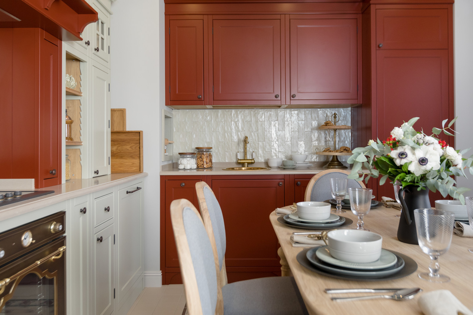 Классическая кухня в американском стиле с яркими акцентами