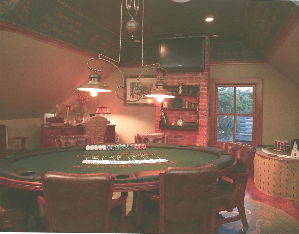 Imagen de sala de juegos en casa cerrada tradicional pequeña con paredes beige, suelo de madera en tonos medios y televisor colgado en la pared