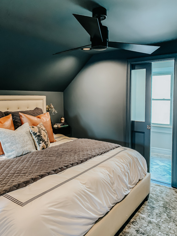 Imagen de dormitorio tipo loft contemporáneo pequeño con paredes azules, suelo de madera oscura y suelo marrón