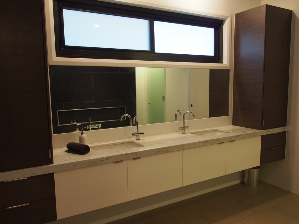 Design ideas for a contemporary bathroom in Melbourne.