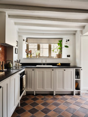 Houzz Tour: 15th-Century Stone Cottage Gets a Sensitive Update