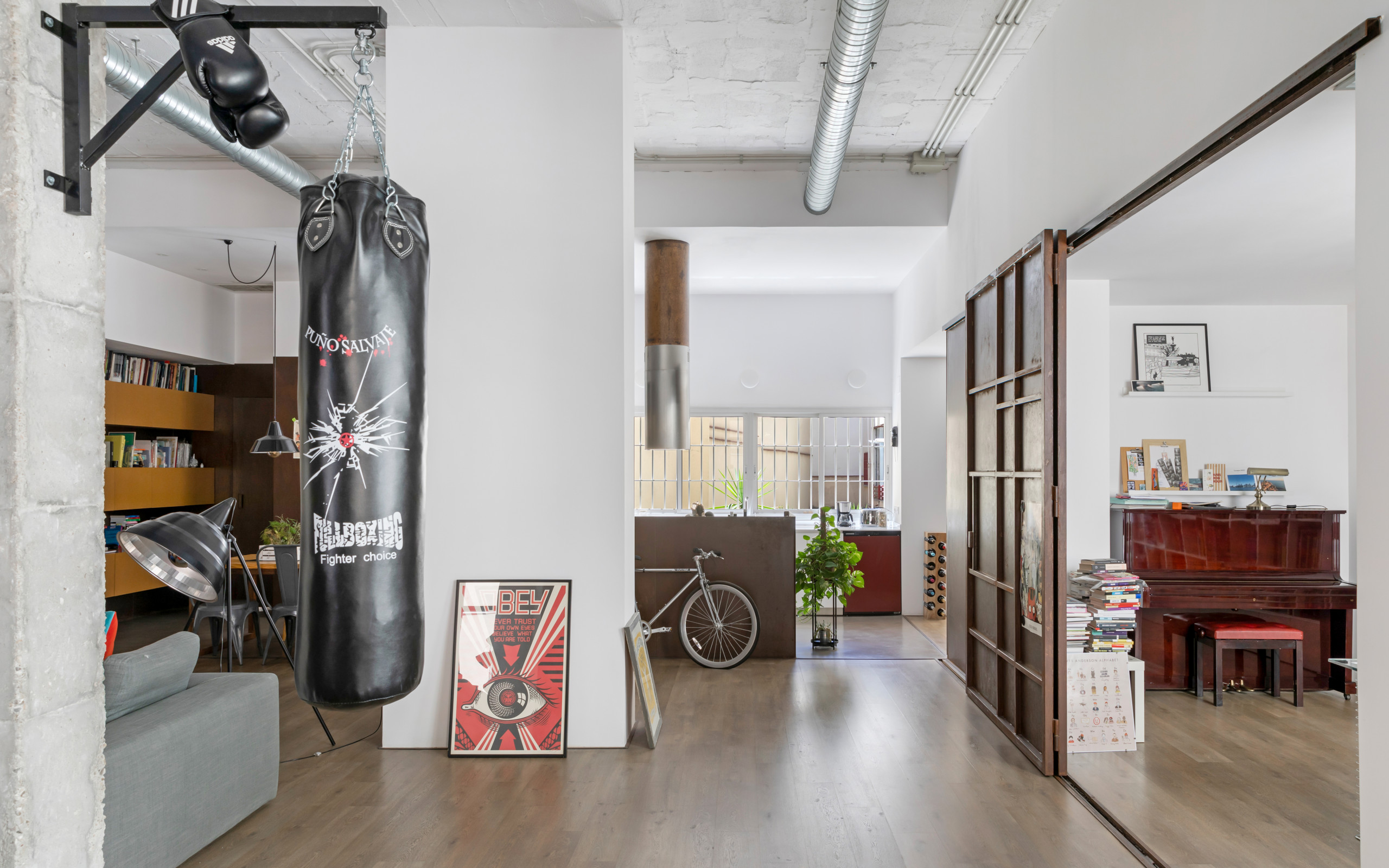Vista desde la zona de salón hacia la cocina
