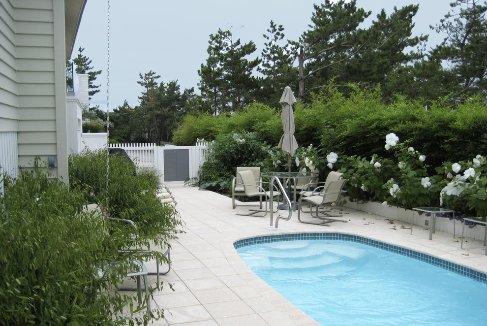 This is an example of a contemporary round pool in Philadelphia.
