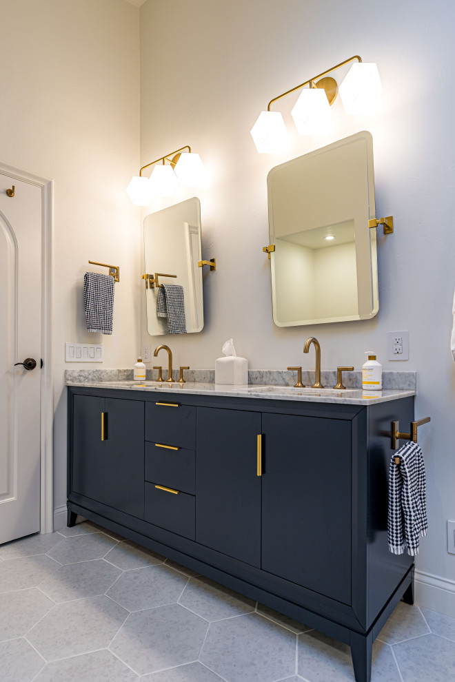 Inredning av ett modernt stort grå grått en-suite badrum, med släta luckor, blå skåp, ett fristående badkar, en dubbeldusch, vit kakel, keramikplattor, beige väggar, klinkergolv i porslin, ett nedsänkt handfat, marmorbänkskiva, grått golv och med dusch som är öppen