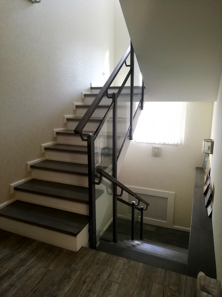 Лестничное заграждение из стекла и нержавеющей стали.