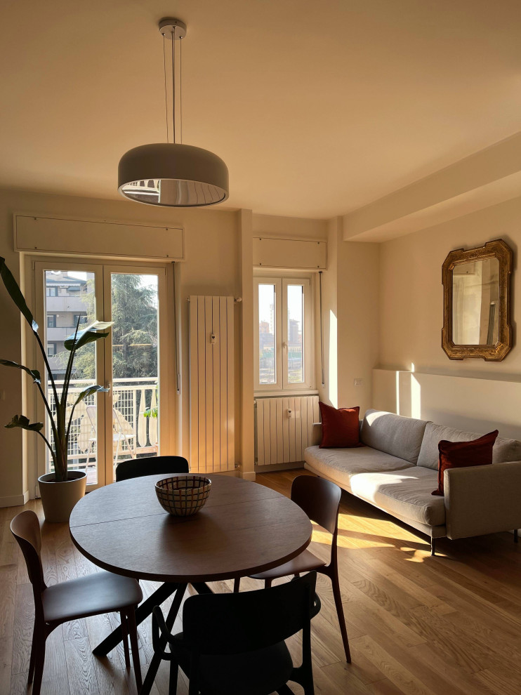 Mittelgroßes, Offenes Modernes Wohnzimmer mit bunten Wänden, hellem Holzboden und TV-Wand in Mailand
