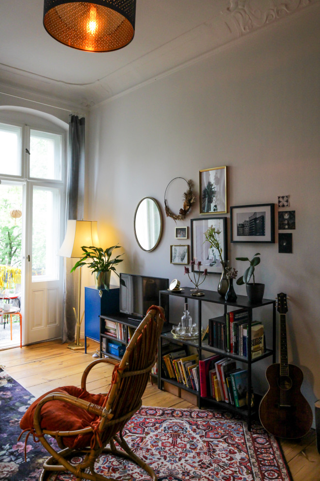 Mittelgroßes, Offenes Stilmix Wohnzimmer mit weißer Wandfarbe, hellem Holzboden, braunem Boden und eingelassener Decke in Berlin