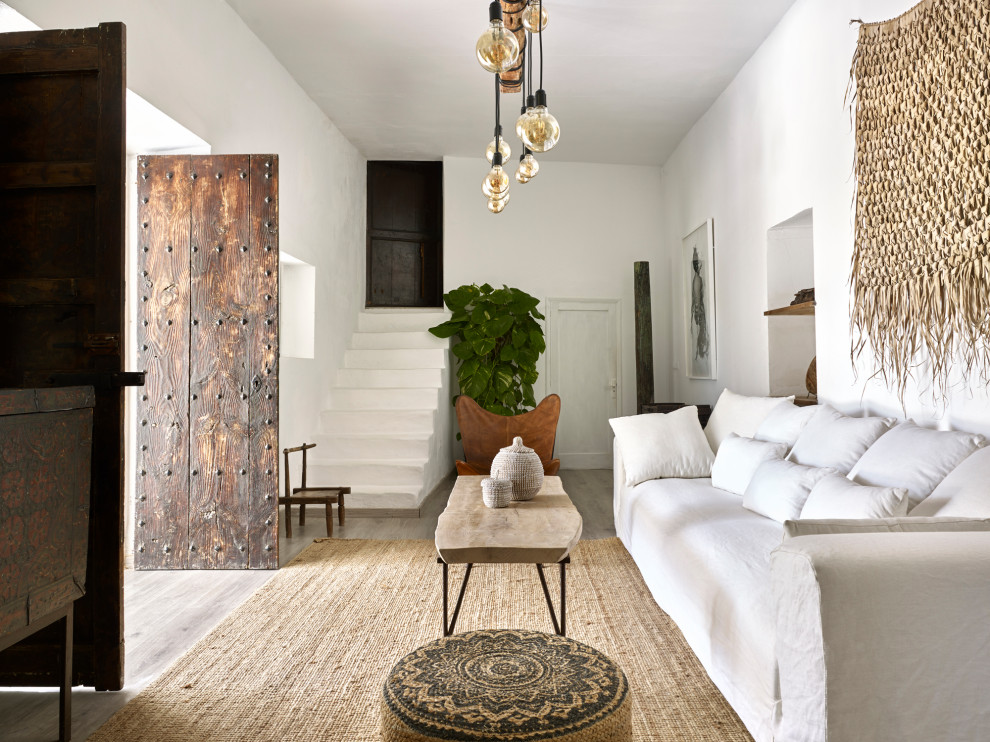 Idee per un soggiorno tropicale con pareti bianche, parquet chiaro e pavimento grigio