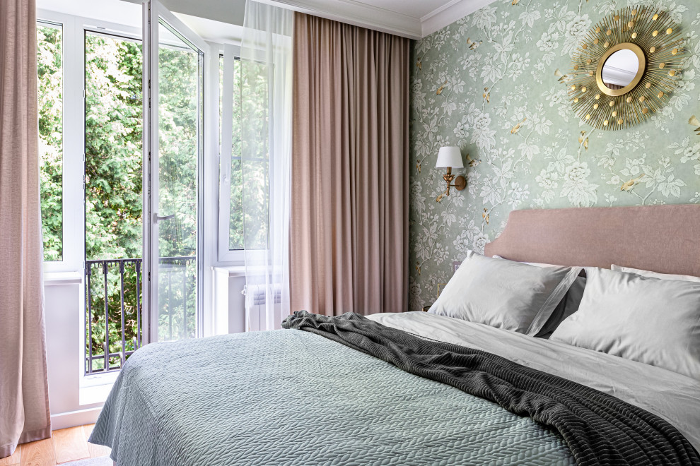 Стильный дизайн: маленькая хозяйская спальня в стиле ретро с зелеными стенами, паркетным полом среднего тона, коричневым полом и обоями на стенах для на участке и в саду - последний тренд