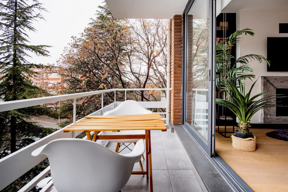 Стильный дизайн: маленький балкон и лоджия в стиле модернизм с металлическими перилами для на участке и в саду - последний тренд