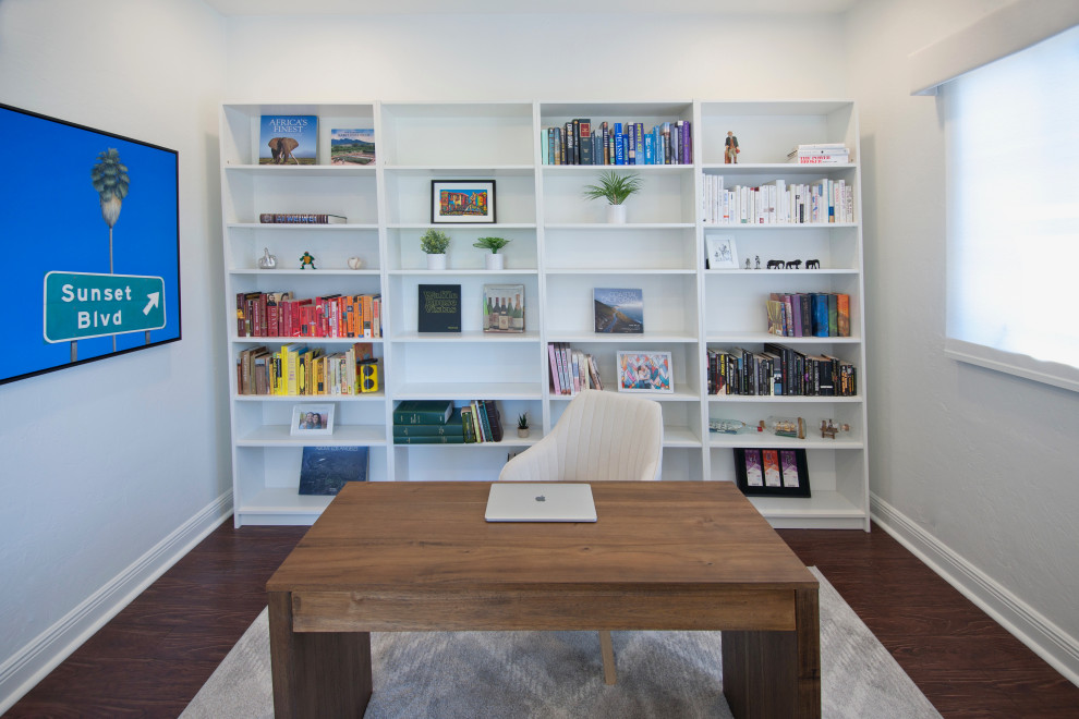 Idéer för att renovera ett mellanstort maritimt hemmabibliotek, med vita väggar, laminatgolv, ett fristående skrivbord och brunt golv
