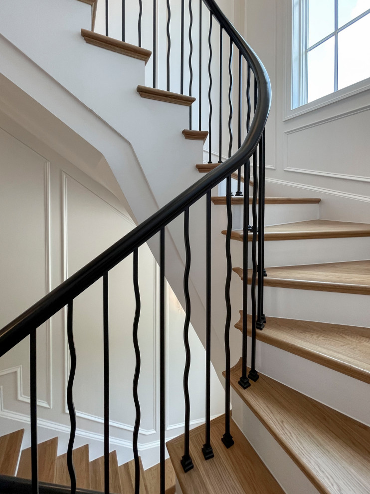 Idées déco pour un grand escalier peint flottant classique avec des marches en bois, un garde-corps en matériaux mixtes et boiseries.