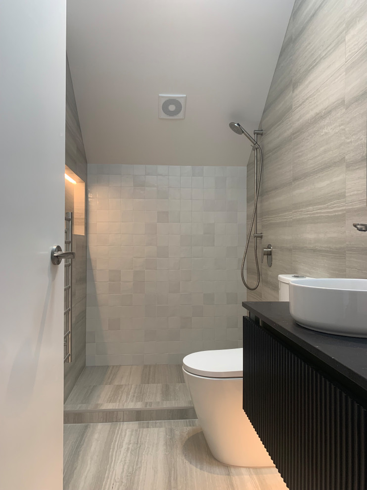 Bild på ett mellanstort funkis en-suite badrum, med bruna skåp, en dubbeldusch, en toalettstol med hel cisternkåpa, vit kakel, vita väggar och ett integrerad handfat