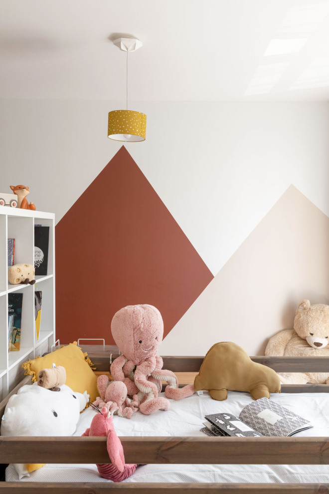 Стильный дизайн: большая детская в скандинавском стиле с спальным местом, коричневыми стенами, полом из ламината и бежевым полом для ребенка от 4 до 10 лет, мальчика - последний тренд