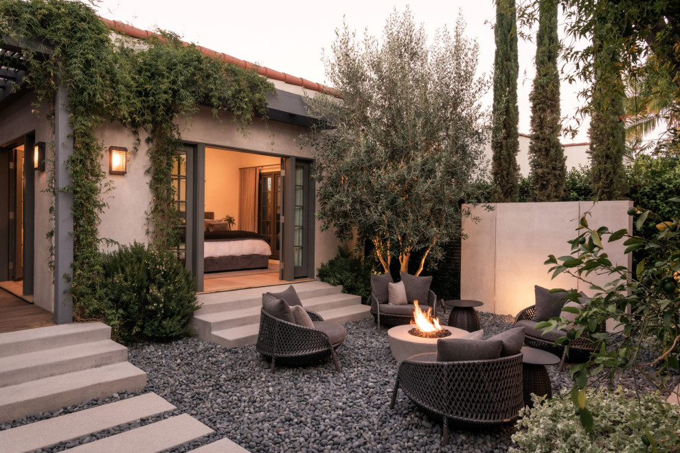 Transitional patio photo in Los Angeles