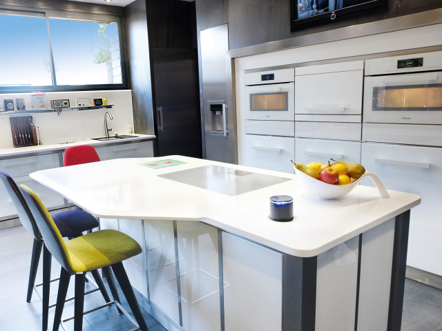 Cuisine blanc immacul&eacute; proche Montt-saint-aignan modern-kitchen