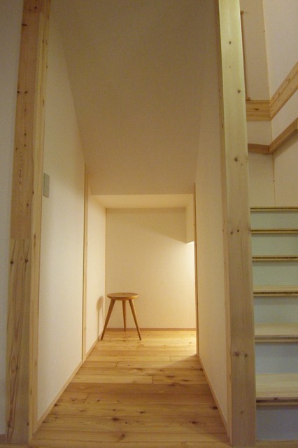 宇津木台の家 classique-chic-escalier