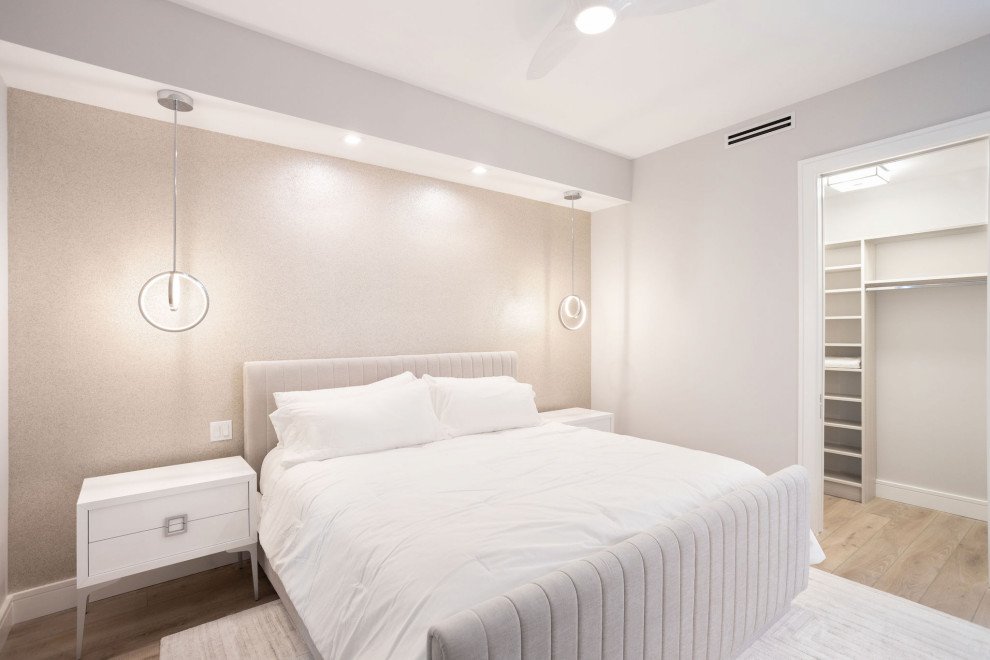 他の地域にあるコンテンポラリースタイルのおしゃれな客用寝室 (クッションフロア、茶色い床、壁紙) のレイアウト