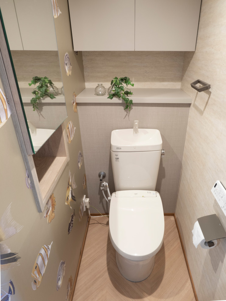 他の地域にあるインダストリアルスタイルのおしゃれなトイレ・洗面所 (壁紙、ベージュの天井) の写真