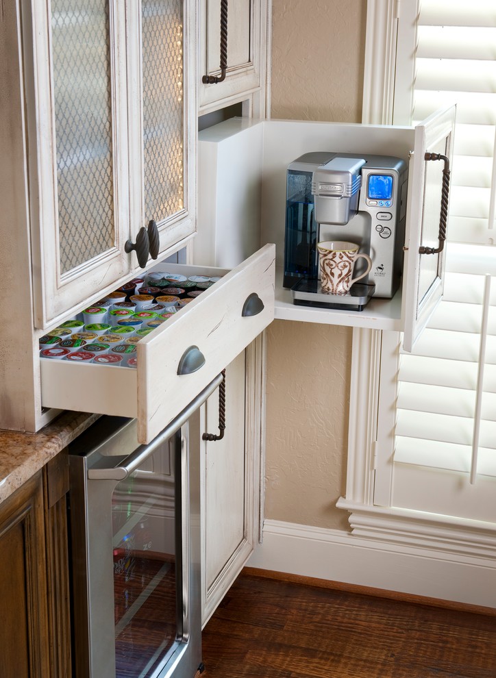 Example of a classic kitchen design in Dallas