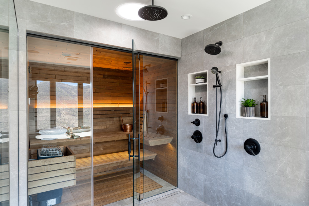 Idéer för att renovera ett mycket stort funkis en-suite badrum, med en öppen dusch, grå kakel, porslinskakel, grå väggar, klinkergolv i porslin, grått golv och med dusch som är öppen