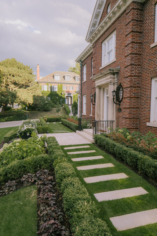Bild på en stor vintage formell trädgård gångväg och framför huset