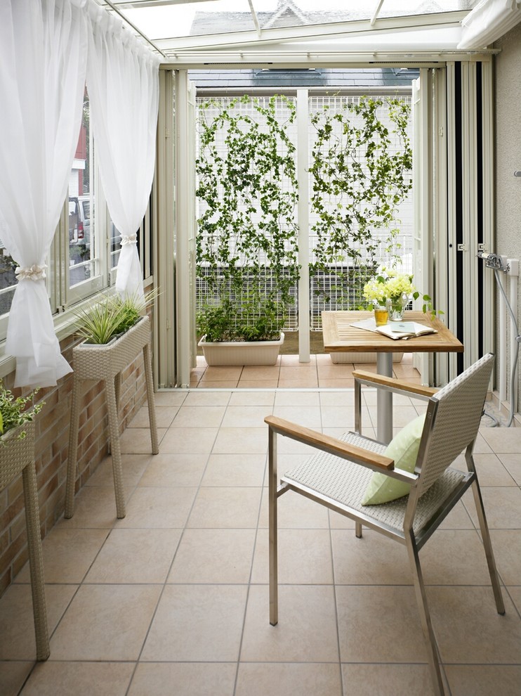 福岡にある小さな北欧スタイルのおしゃれなサンルーム (ガラス天井、茶色い床) の写真