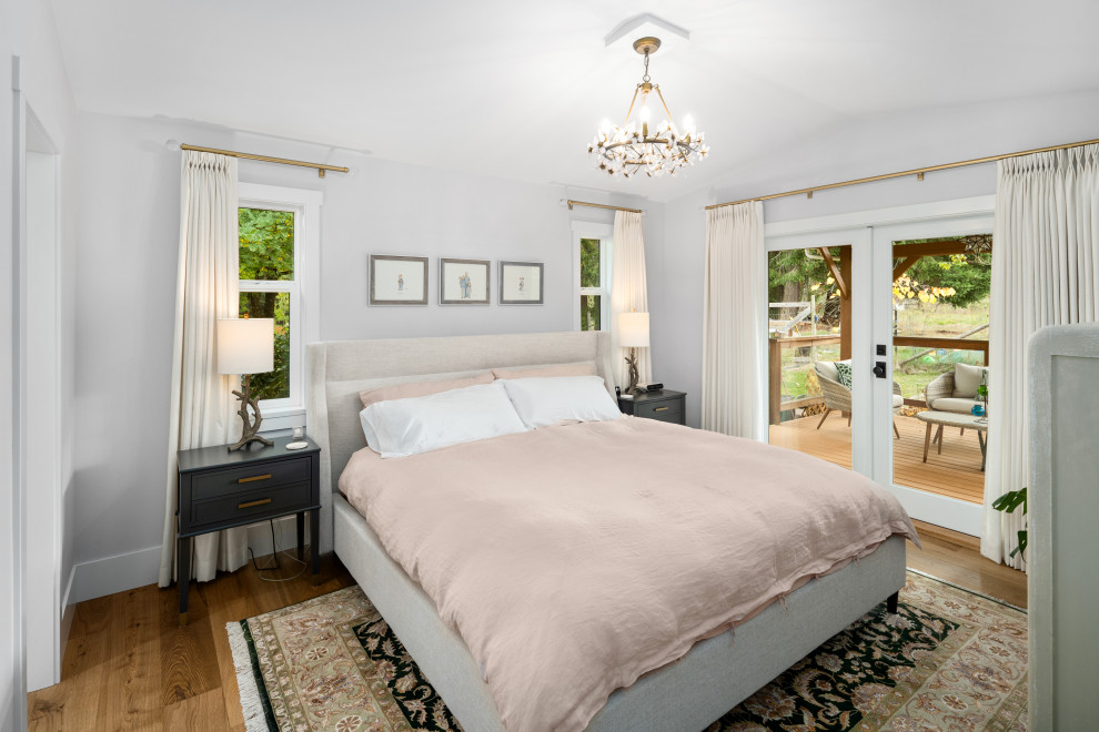 Ejemplo de dormitorio principal de estilo de casa de campo con paredes grises, suelo laminado y suelo beige