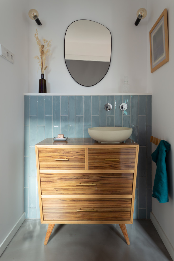 Foto på ett mellanstort funkis en-suite badrum, med möbel-liknande, beige skåp, grön kakel, gröna väggar, betonggolv, ett fristående handfat och grått golv