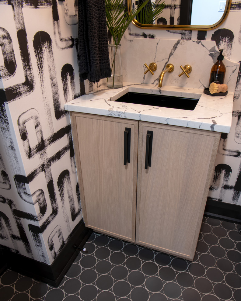 Example of a mid-sized transitional u-shaped medium tone wood floor eat-in kitchen design with an undermount sink, shaker cabinets, white cabinets, quartz countertops, white backsplash, quartz backsplash, stainless steel appliances, a peninsula and white countertops